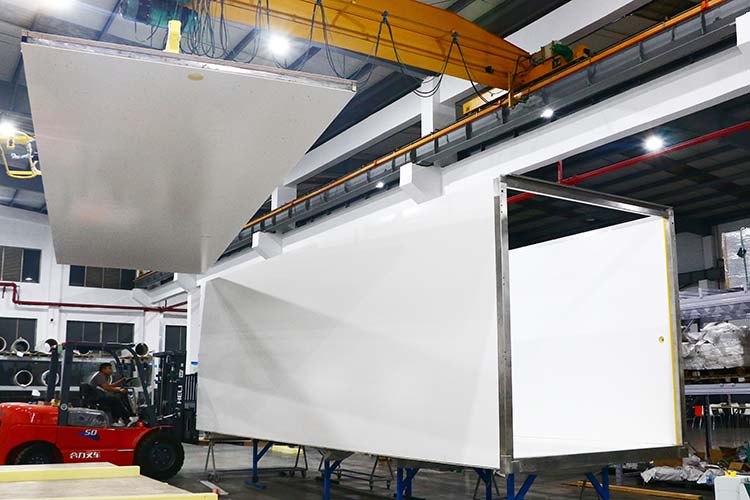 Read more about the article Montaje rápido de una carrocería de camión frigorífico de 13 toneladas