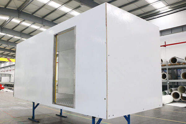 Carrocería de furgón seco fabricada con paneles compuestos de FRP y estructura prefabricada - Image 3
