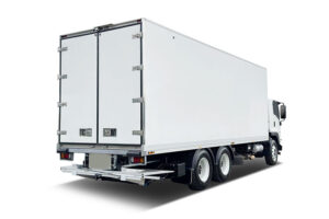 Camión refrigerado de PRFV de 7,6 m con 12 palés y puerta lateral