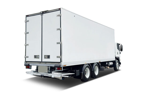 Camión refrigerado de PRFV de 7,6 m con 12 palés y puerta lateral