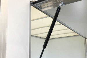 Remolques de carga ligeros con puerta lateral abatible.