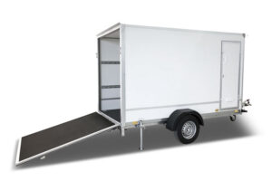 Remolques de caja cerrada con puerta trasera y rampa