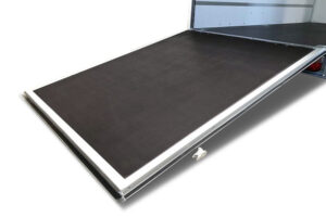 Remolques de caja cerrada con puerta trasera y rampa