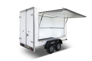 Remolques de carga ligeros con puerta lateral abatible.